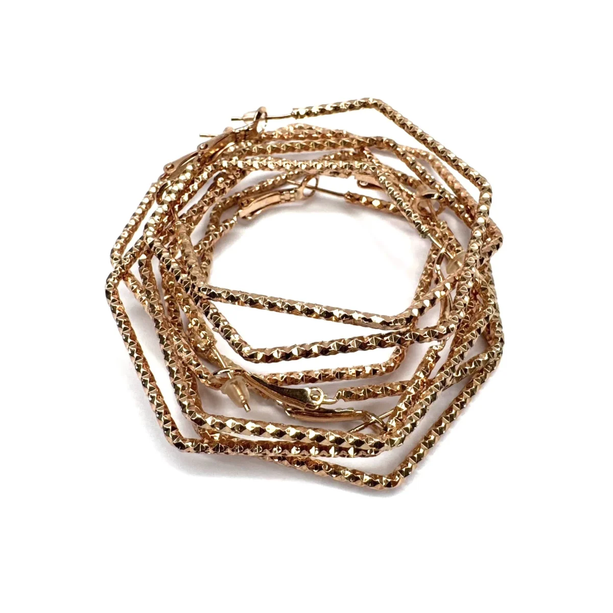 Orecchini cerchio grande color oro rosa con distintiva lavorazione martellata. Venduti in coppia. Un accessorio must-have per un tocco di stile unico. Fanno parte della nostra linea Minimal. Venduti a coppia. Chiusura a scatto a perno. In acciaio placcato oro rosa. Spessore 0,1cm, larghezza 0,5cm Diametro 5cm Scopri tutta la nostra collezione di orecchini mini cerchietto, e abbina questi orecchini minimal alle collane più particolari per un look perfetto sempre.