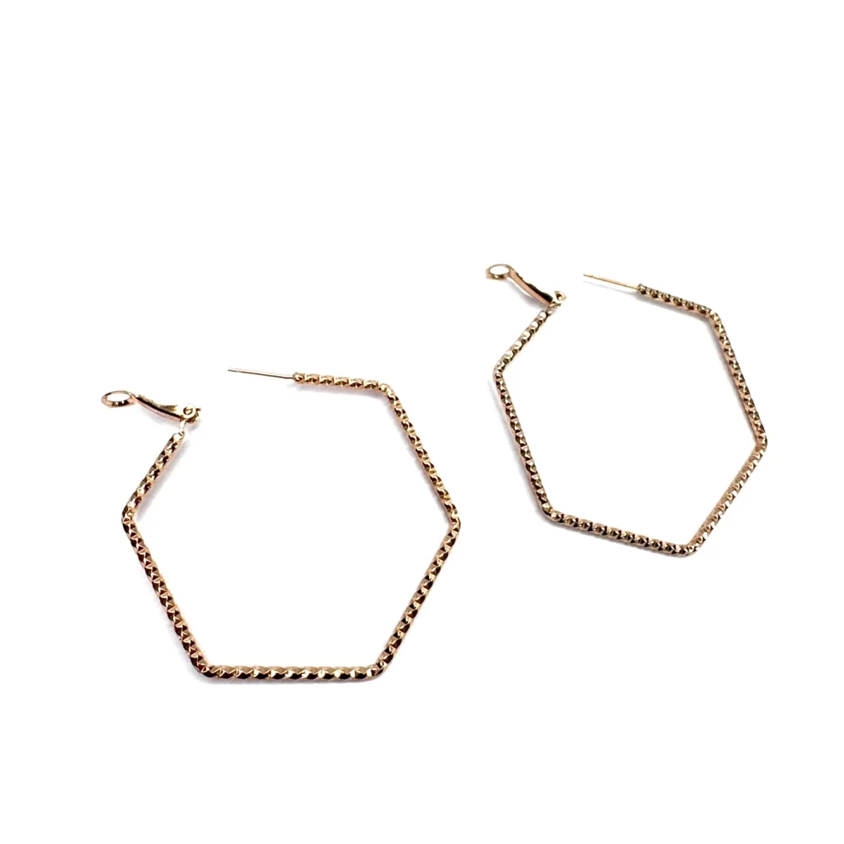 Orecchini cerchio grande color oro rosa con distintiva lavorazione martellata. Venduti in coppia. Un accessorio must-have per un tocco di stile unico. Fanno parte della nostra linea Minimal. Venduti a coppia. Chiusura a scatto a perno. In acciaio placcato oro rosa. Spessore 0,1cm, larghezza 0,5cm Diametro 5cm Scopri tutta la nostra collezione di orecchini mini cerchietto, e abbina questi orecchini minimal alle collane più particolari per un look perfetto sempre.
