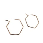 Orecchini cerchio grande color oro rosa con distintiva lavorazione martellata. Venduti in coppia. Un accessorio must-have per un tocco di stile unico. Fanno parte della nostra linea Minimal. Venduti a coppia. Chiusura a scatto a perno. In acciaio placcato oro rosa. Spessore 0,1cm, larghezza 0,5cm Diametro 5cm Scopri tutta la nostra collezione di orecchini mini cerchietto, e abbina questi orecchini minimal alle collane più particolari per un look perfetto sempre.