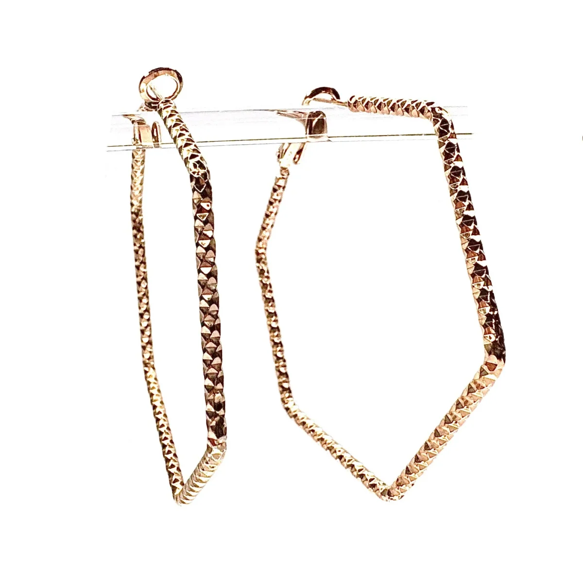 Orecchini cerchio grande color oro rosa con distintiva lavorazione martellata. Venduti in coppia. Un accessorio must-have per un tocco di stile unico. Fanno parte della nostra linea Minimal. Venduti a coppia. Chiusura a scatto a perno. In acciaio placcato oro rosa. Spessore 0,1cm, larghezza 0,5cm Diametro 5cm Scopri tutta la nostra collezione di orecchini mini cerchietto, e abbina questi orecchini minimal alle collane più particolari per un look perfetto sempre.
