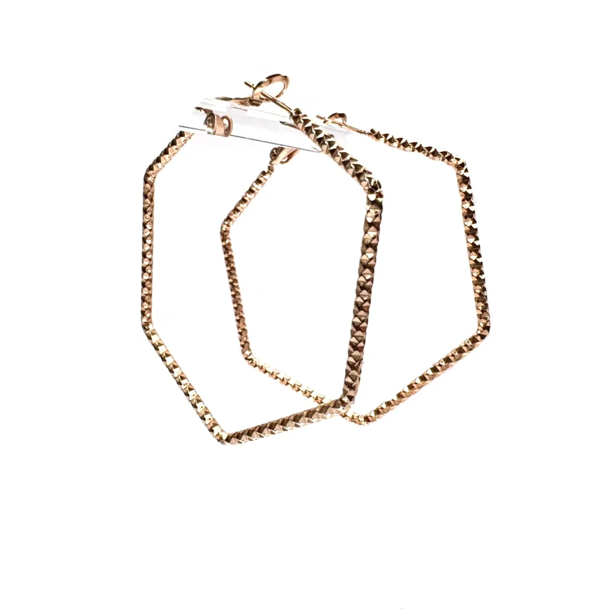 Orecchini cerchio grande color oro rosa con distintiva lavorazione martellata. Venduti in coppia. Un accessorio must-have per un tocco di stile unico. Fanno parte della nostra linea Minimal. Venduti a coppia. Chiusura a scatto a perno. In acciaio placcato oro rosa. Spessore 0,1cm, larghezza 0,5cm Diametro 5cm Scopri tutta la nostra collezione di orecchini mini cerchietto, e abbina questi orecchini minimal alle collane più particolari per un look perfetto sempre.