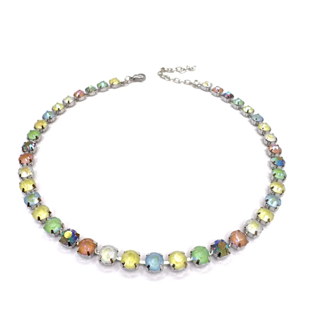 collana di pietre colorate