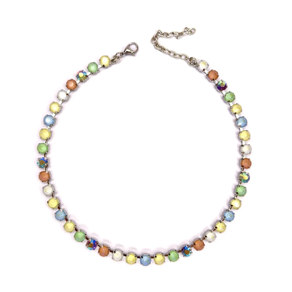 collana di pietre colorate