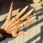 anello pietra colorata