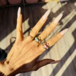 anello pietra colorata