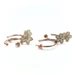Orecchini con fiore