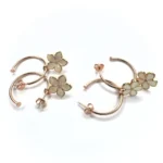 Orecchini con fiore